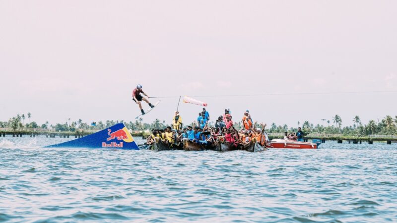 ഫോക്സ്‌വാഗണിനായി കേരളത്തിന്റെ കായല്‍പ്പരപ്പില്‍ ഡൊമിനിക് ഹേണ്‍ലറുടെ വേക്ക്ബോര്‍ഡ് അഭ്യാസം